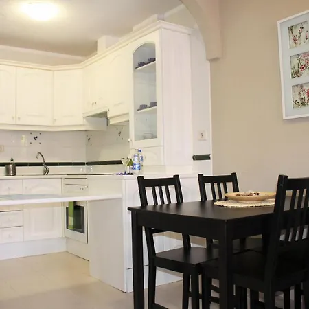 Mar Y Piscina En Costa Del Silencio