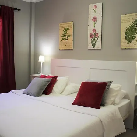 Mar Y Piscina En Costa Del Silencio *