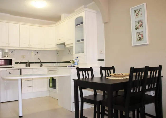 Mar Y Piscina En Costa Del Silencio