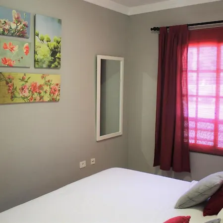 Mar Y Piscina En Costa Del Silencio