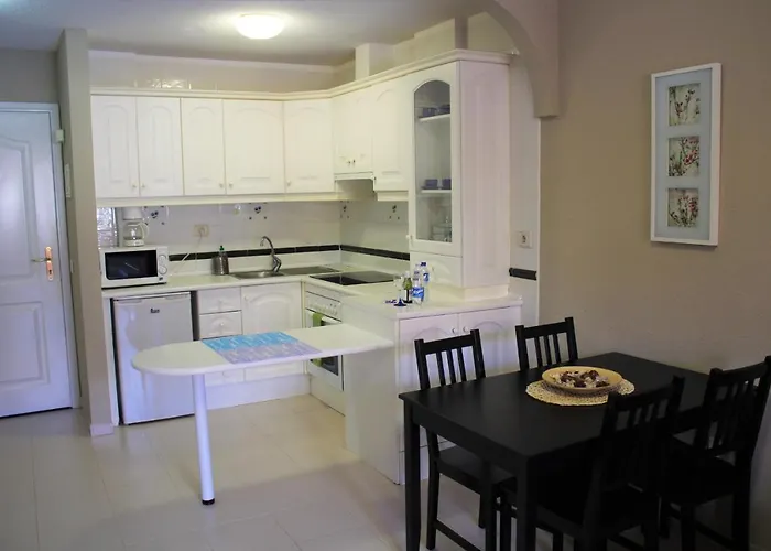 Mar Y Piscina En Costa Del Silencio