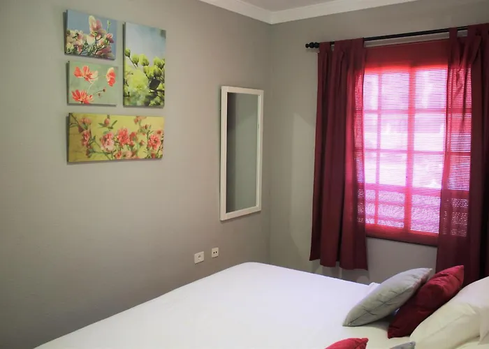 Mar Y Piscina En Costa Del Silencio